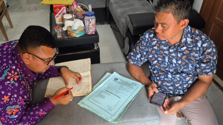 Panitia A Kantor Pertanahan Kabupaten Pati melaksanakan pencoretan dokumen Letter C Di Desa Tluwah, Juwana