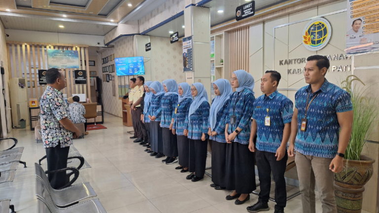 Kantor Pertanahan Kabupaten Pati Gelar Briefing Petugas Loket Sebelum Pelayanan dimulai pada 10 Juli 2025