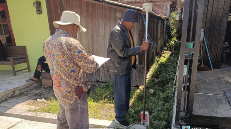 Petugas Ukur Kantor Pertanahan Kabupaten Pati Laksanakan Pengukuran Bidang Tanah yang terletak di Desa Ketip, Juwana