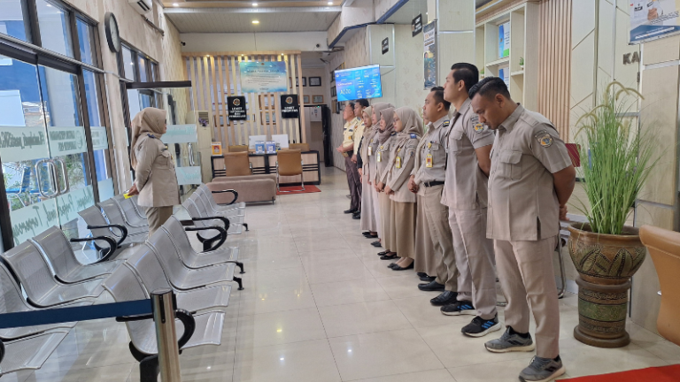 Tingkatkan Kualitas Pelayanan, Kantor Pertanahan Kabupaten Pati adakan Briefing untuk Petugas Loket dan Satpam yang bertugas pada 14 Juli 2025