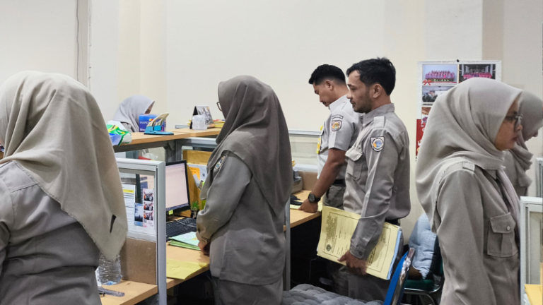 Kantor Pertanahan Kabupaten Pati memperdengarkan Lagu Kebangsaan Indonesia pada 16 Juni 2025