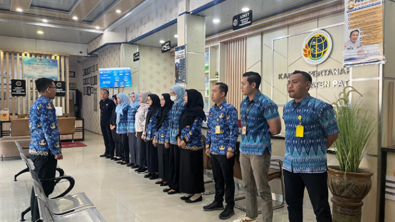 Tingkatkan Kualitas Pelayanan, Kantor Pertanahan Kabupaten Pati adakan Briefing untuk Petugas Loket dan Satpam yang bertugas pada 17 Juli 2025