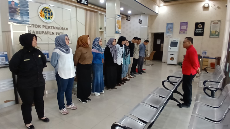 Briefing Petugas Loket dan Satpam: Komitmen Kantor Pertanahan Kabupaten Pati untuk Layanan Prima