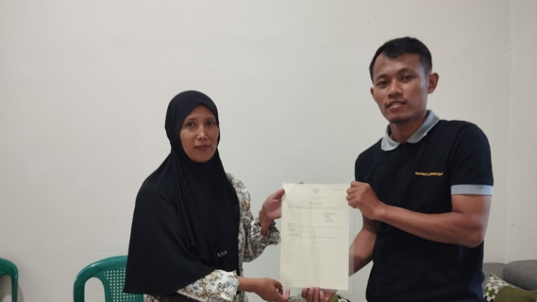 Kantor Pertanahan Kabupaten Pati Serahkan Sertipikat Elektronik PTSL ke Warga Peserta PTSL dan Pemdes Ngemplak Kidul