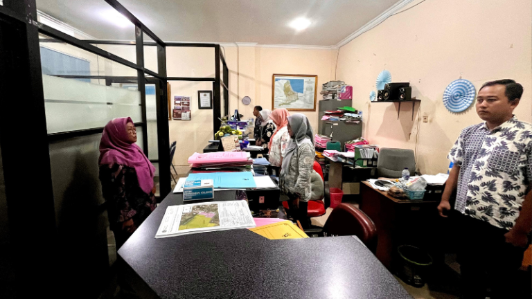 Kantor Pertanahan Kabupaten Pati memperdengarkan Lagu Kebangsaan Indonesia pada 19 Juni 2025