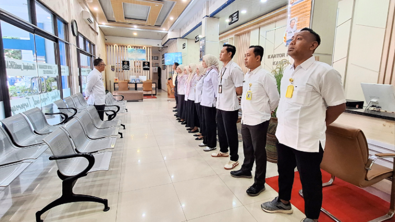 Kantor Pertanahan Kabupaten Pati Gelar Briefing Petugas Loket Sebelum Pelayanan dimulai pada 2 Juli 2025