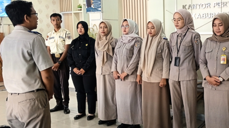 Kantor Pertanahan Kabupaten Pati Gelar Briefing Petugas Loket Sebelum Pelayanan dimulai pada 1 Juli 2025