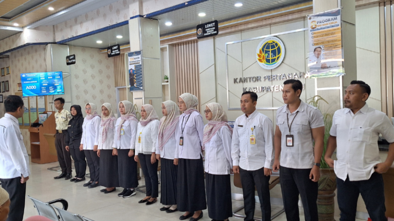 Briefing Rutin Petugas Loket dan Satpam pada 23 Juli 2025: Komitmen Kantor Pertanahan Pati Tingkatkan Layanan