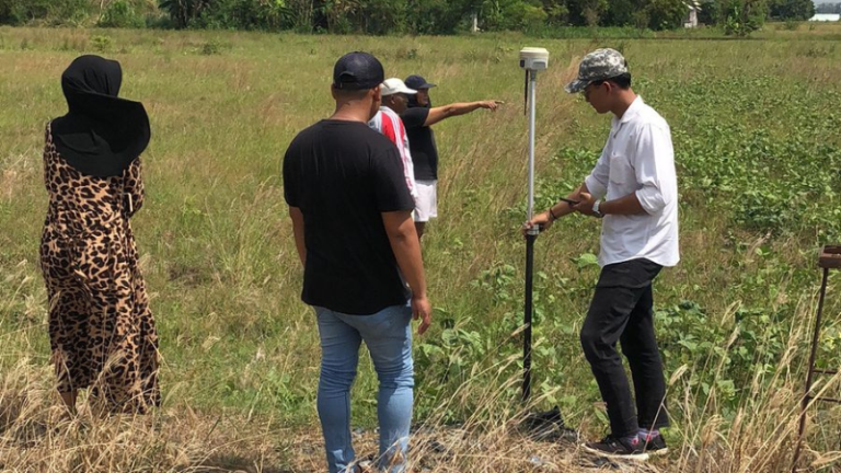 Petugas Ukur Kantor Pertanahan Pati Laksanakan Pengukuran Bidang Tanah di Desa Jakenan