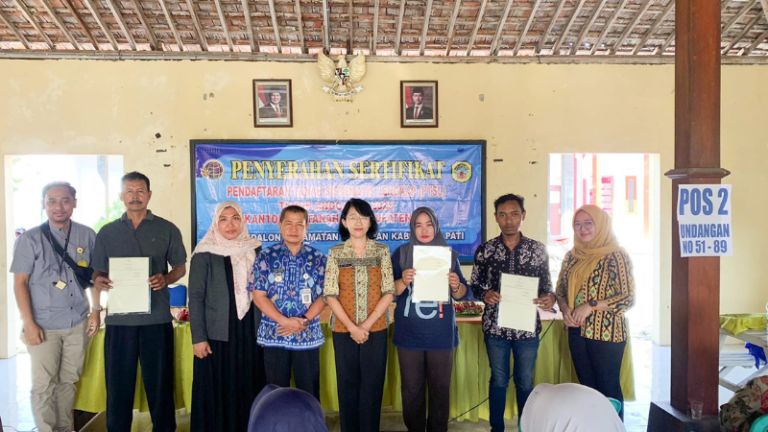 Kantor Pertanahan Kabupaten Pati Serahkan 89 Sertipikat Elektronik Hasil PTSL di Desa Kedalon, Batangan