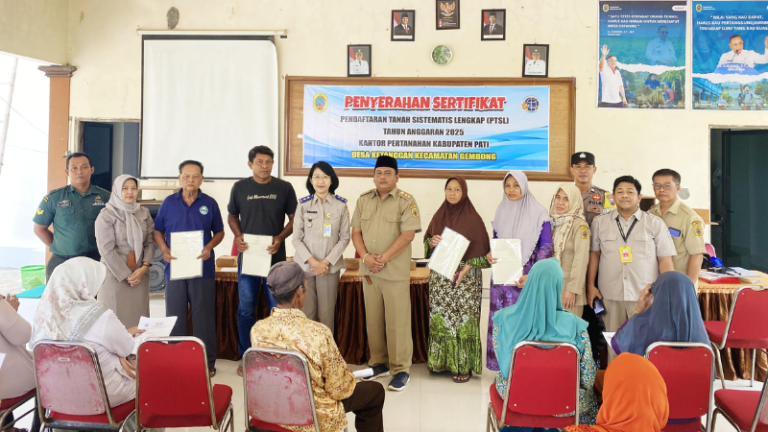 Kantor Pertanahan Kabupaten Pati Wujudkan Kepastian Hukum Tanah Lewat Program PTSL, Serahkan Sertipikat di Desa Ketanggan Gembong