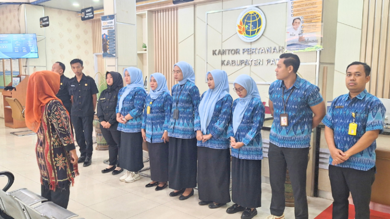 Kantor Pertanahan Kabupaten Pati Gelar Briefing Petugas Loket Sebelum Pelayanan dimulai pada 3 Juli 2025