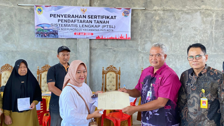 Kantor Pertanahan Kabupaten Pati Serahkan Sertipikat Hasil PTSL, Warga Ngepungrojo Pati Kini Miliki Kepastian Hukum