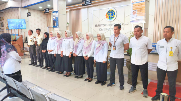 Tingkatkan Kualitas Pelayanan, Kantor Pertanahan Kabupaten Pati adakan Briefing untuk Petugas Loket dan Satpam yang bertugas pada 9 Juli 2025