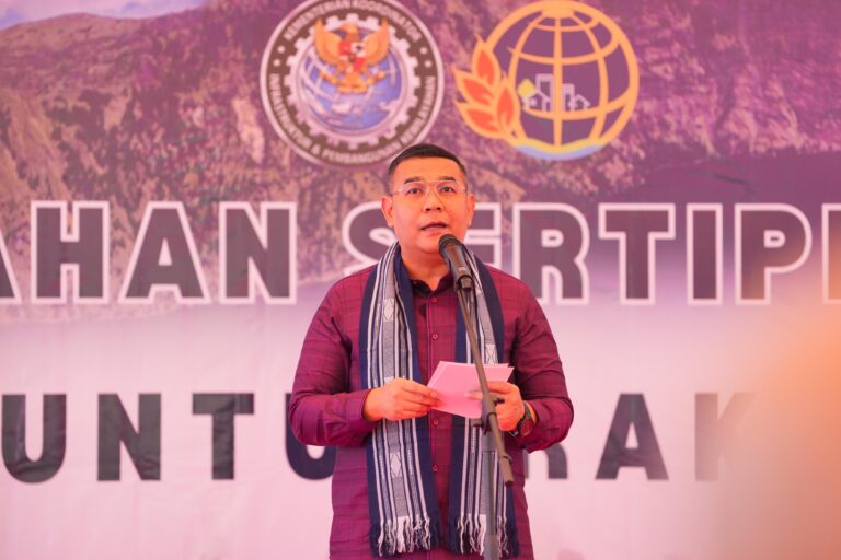 Wamen Ossy Serahkan Sertipikat Tanah di Lombok Barat, Bukti Negara Hadir Lindungi Hak Rakyat