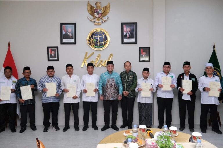 Serahkan 11 Sertipikat Tanah Wakaf untuk PCNU Kalimantan Selatan, Menteri Nusron Dorong Kolaborasi Lintas Organisasi Keagamaan