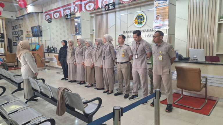 Kantor Pertanahan Kabupaten Pati Gelar Briefing Rutin pada 11 Agustus 2025, Petugas Loket Dihimbau Terapkan 5S