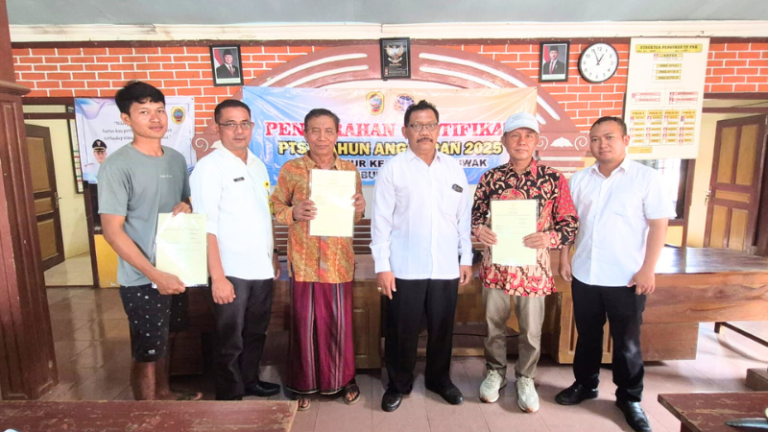 Kantor Pertanahan Kabupaten Pati Serahkan 120 Sertipikat PTSL di Desa Sumur