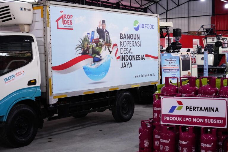 Menteri Nusron Dampingi Presiden Prabowo Resmikan 80.000 Koperasi Desa Merah Putih