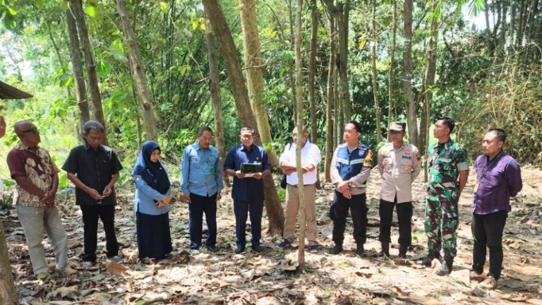 Kantor Pertanahan Kabupaten Pati turut serta dalam pelaksanaan eksekusi lelang yang digelar Pengadilan Negeri Pati di Guwo, Tlogowungu