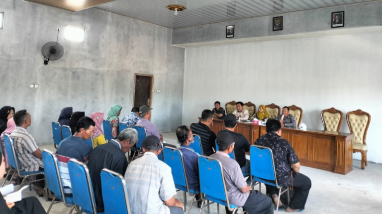 Kantor Pertanahan Kabupaten Pati melaksanakan kegiatan penyerahan sertipikat lintas sektor kepada masyarakat Desa Mangunlegi