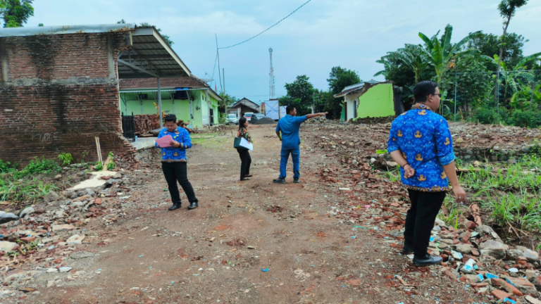 Kantor Pertanahan Kabupaten Pati melaksanakan peninjauan lapang proses PTP untuk Persetujuan Kesesuaian Kegiatan Pemanfaatan Ruang di Desa Kedungbulus, Gembong