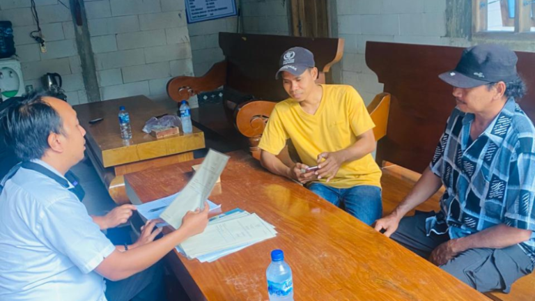 Kantor Pertanahan Kabupaten Pati menyerahkan sertipikat hasil PTSL di Desa Porang Paring, Sukolilo