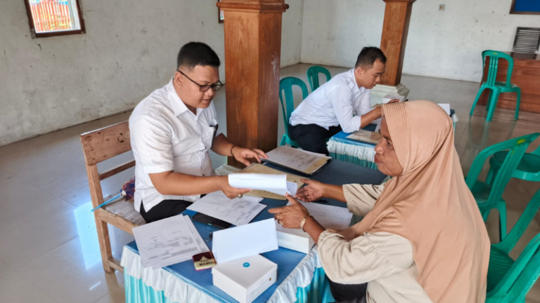  335 sertipikat tanah hasil program PTSL diserahkan kepada warga Peserta PTSL di Desa Jembangan, Kecamatan Batangan