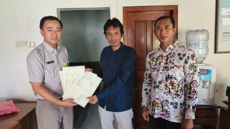 Kantor Pertanahan Kabupaten Pati melaksanakan kegiatan penyerahan sertifikat desa kepada Pemerintah Desa Jembaran, Kecamatan Batangan, 25 November 2025