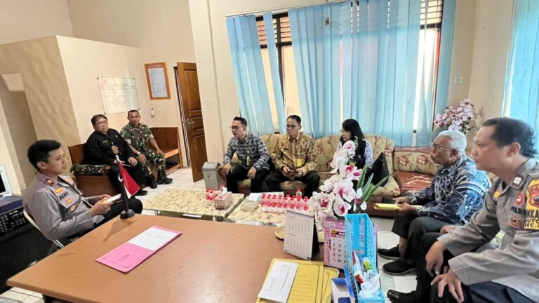 Kantor Pertanahan Kabupaten Pati mengikuti proses mediasi antara sengketa tanah yang berlokasi di Dukuh Karangdowo Desa Kutoharjo Kecamatan Pati pada Kamis (04/12/2025)