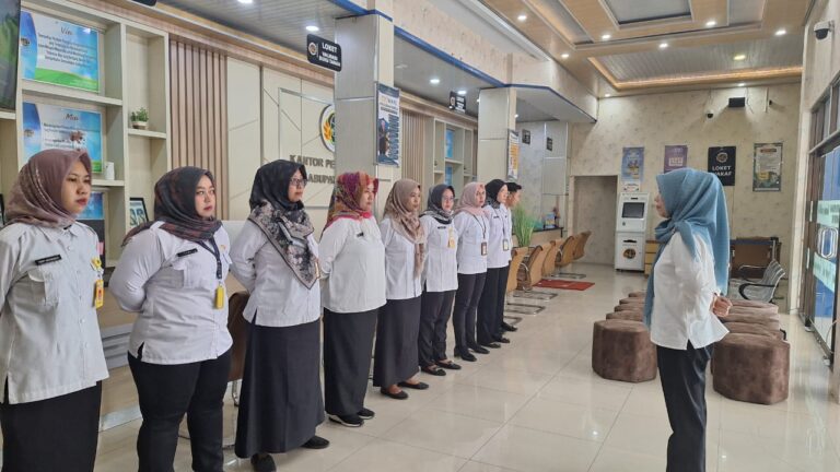 Kantor Pertanahan Kabupaten Pati kembali menggelar kegiatan rutin briefing bagi petugas loket dan satpam pada Rabu (10/12/2025)