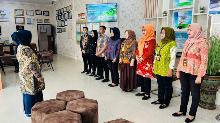 Kantor Pertanahan Kabupaten Pati kembali menggelar kegiatan rutin briefing bagi petugas loket dan satpam pada kamis (11/12/2025)