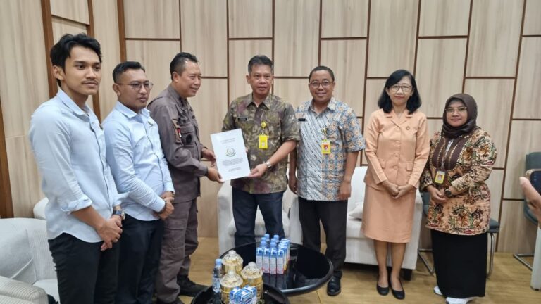 Kejaksaan Negeri Pati melakukan kunjungan ke kantor Pertanahan Kabupaten Pati, 11/12/2025