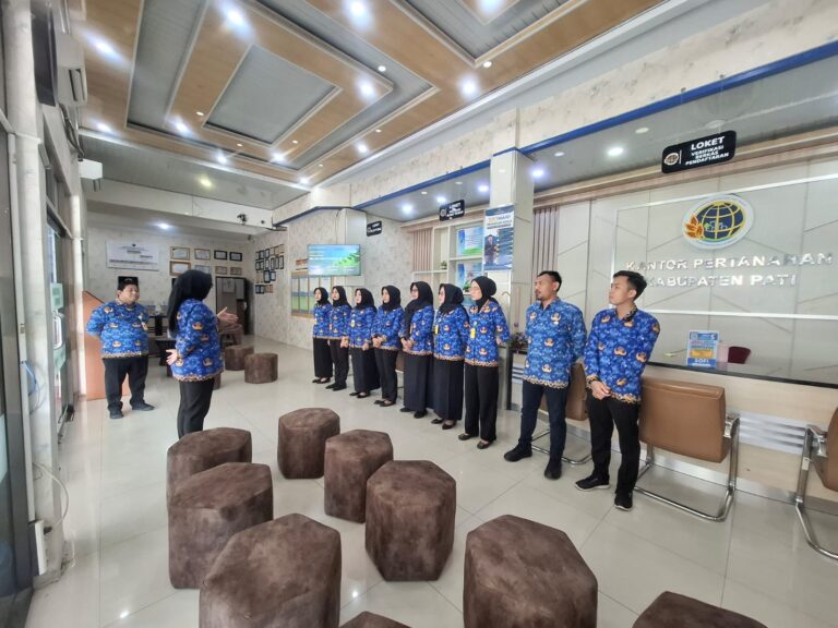 Kantor Pertanahan Kabupaten Pati kembali menggelar kegiatan rutin briefing bagi petugas loket dan satpam pada Rabu (17/12/2025)