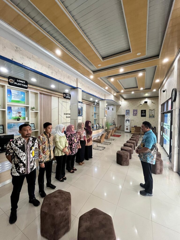 Halaman Kantor Pertanahan Kabupaten Pati kembali menggelar kegiatan rutin briefing bagi petugas loket dan satpam pada Kamis (18/12/2025)