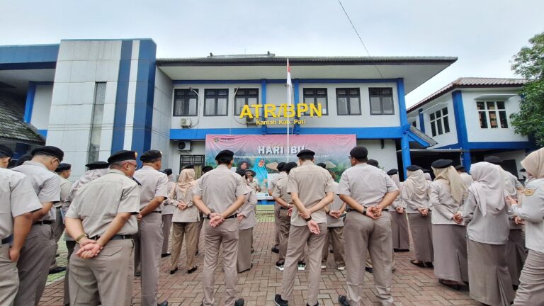 Kantor Pertanahan Kabupaten Pati mengadakan kegiatan rutin Apel Pagi yang diikuti oleh seluruh jajaran Pejabat Pengawas, ASN, ASK, dan Satuan Tugas. 30/12/2025
