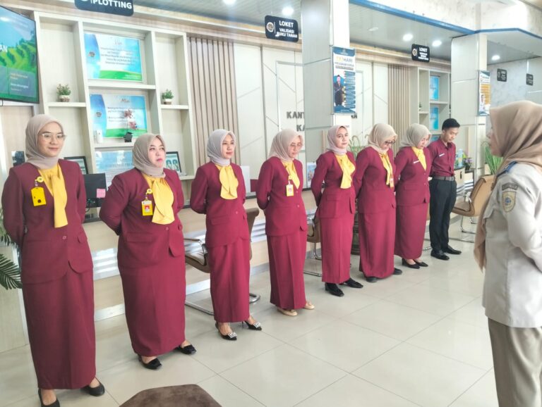 Kantor Pertanahan Kabupaten Pati kembali menggelar kegiatan rutin briefing bagi petugas loket dan satpam pada Senin (29/12/2025)