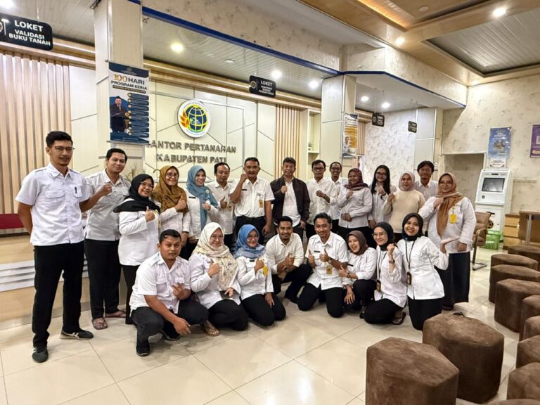 Kantor Pertanahan Kabupaten Pati menunjukkan komitmen kuat dalam meningkatkan kualitas layanan publik dengan melakukan kerja lembur secara intensif guna mewujudkan layanan pertanahan zero tunggakan pada Rabu (31/12/2025)