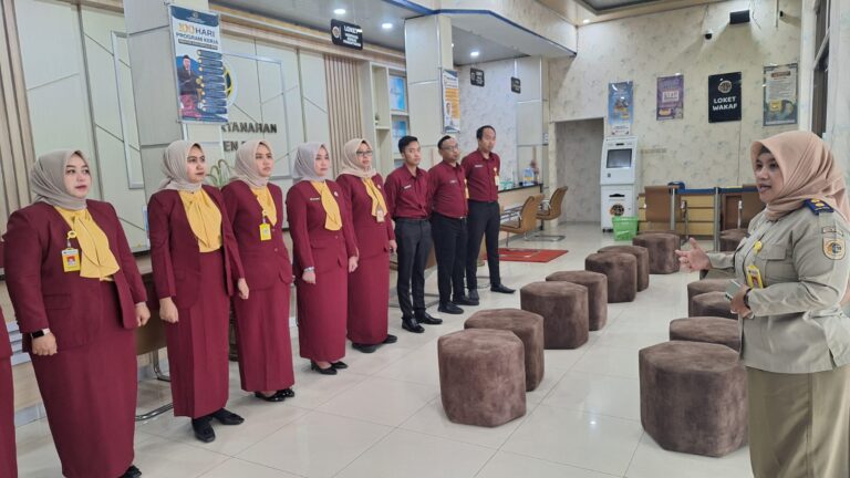 Kantor Pertanahan Kabupaten Pati kembali menggelar kegiatan rutin briefing bagi petugas loket dan satpam pada Senin (05/01/2026)