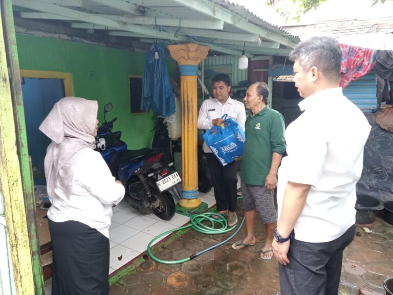 Kepala Kantor Pertanahan Kabupaten Pati melakukan silaturahmi dan menyerahkan bantuan kepada pegawai Kantor Pertanahan Kabupaten Pati dan keluarga yang terdampak banjir di Pati