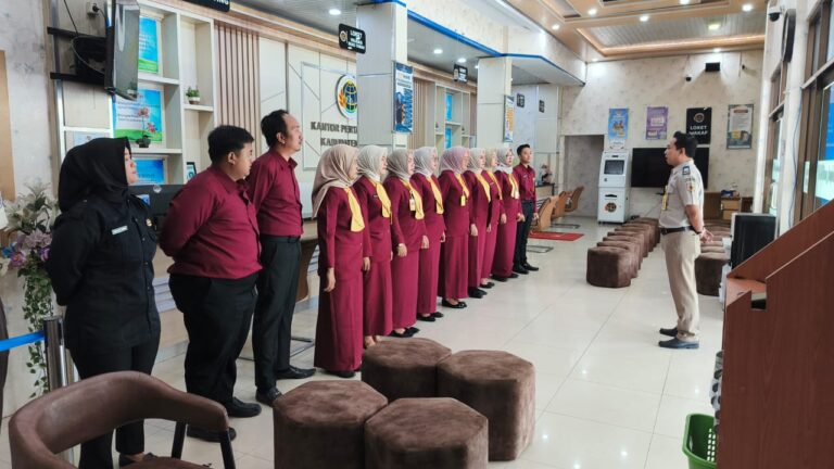 Kantor Pertanahan Kabupaten Pati kembali menggelar kegiatan rutin briefing bagi petugas loket dan satpam pada Senin (19/01/2026)