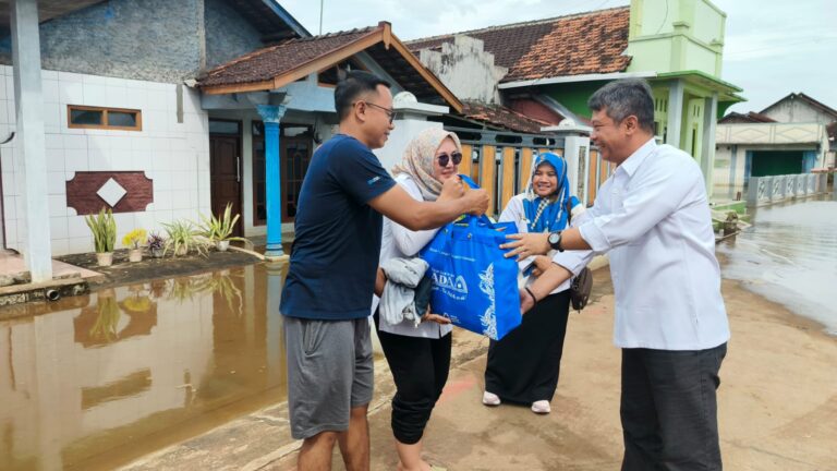 Kantor Pertanahan Kabupaten Pati menyalurkan bantuan kepada pegawai yang terdampak banjir. Penyerahan bantuan diberikan langsung oleh Winarto, Kepala Kantor Pertanahan Kabupaten Pati. 21/01/26