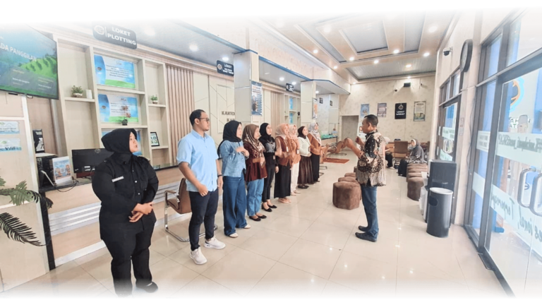 Semangat pagi dari petugas loket Kantor Pertanahan Kabupaten Pati,