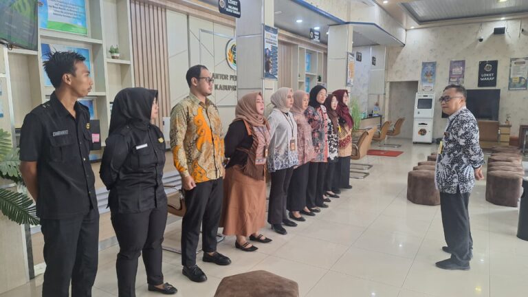 Semangat pagi dari petugas loket Kantor Pertanahan Kabupaten Pati!, 29/01/2026