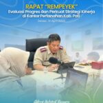 Rapat Evaluasi Mingguan Pekerjaan Rutin dan Proyek (REMPEYEK) sebagai upaya untuk mengevaluasi progres pekerjaan Kantor Pertanahan Kabupaten Pati
