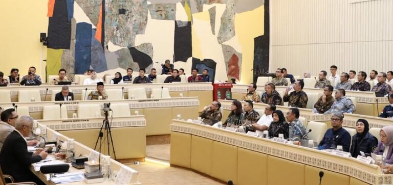 Direktur Jenderal Pengendalian dan Penertiban Tanah dan Ruang (Dirjen PPTR), Lampri, mendampingi Sekretaris Jenderal Kementerian ATR/BPN, Dalu Agung Darmawan, dalam Rapat Dengar Pendapat (RDP) bersama Komisi II DPR RI yang dipimpin Ketua Komisi II DPR RI, M. Rifqinizamy Karsayuda, pada Selasa, (14/4/2026) di Gedung Nusantara DPR RI