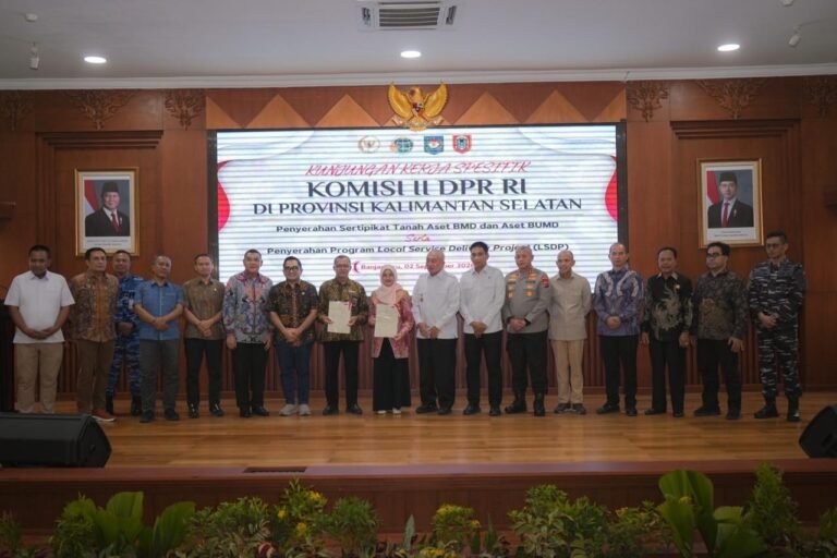 Serahkan Sertipikat Aset BMD dan BUMD Pemprov Kalsel, Wamen Ossy: Perkuat Kepastian Hukum Aset Daerah